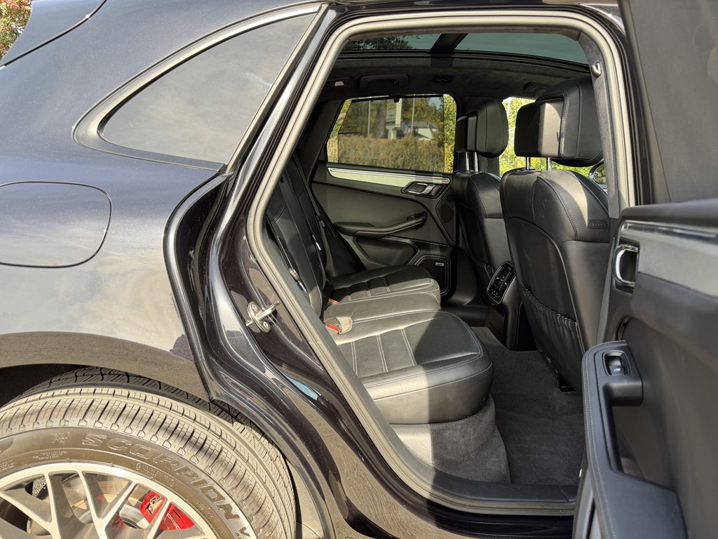 Photo 49 of this PORSCHE MACAN