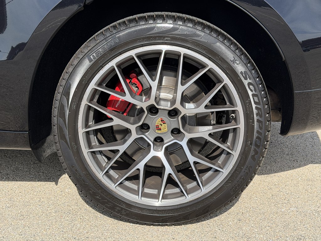 Photo 26 of this PORSCHE MACAN