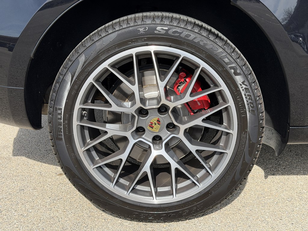 Photo 27 of this PORSCHE MACAN