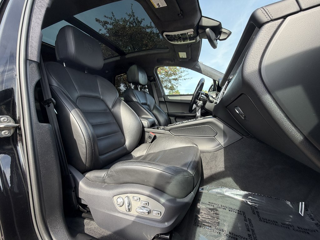 Photo 50 of this PORSCHE MACAN