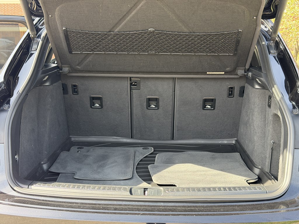 Photo 28 of this PORSCHE MACAN