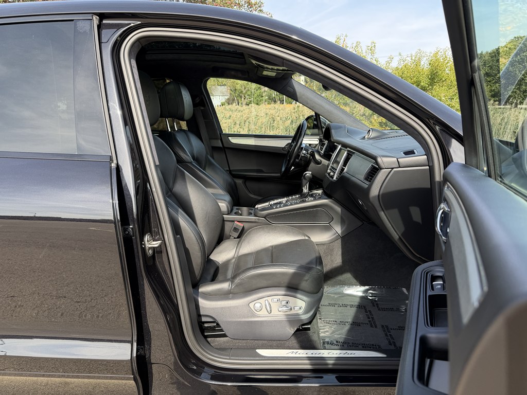 Photo 51 of this PORSCHE MACAN