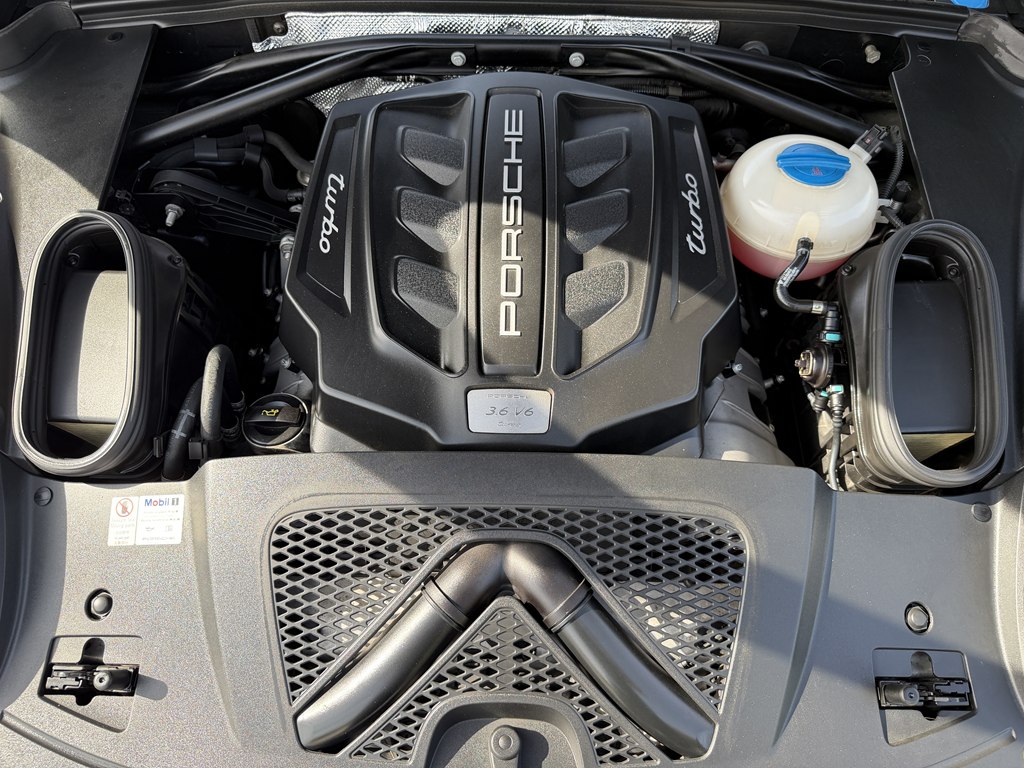 Photo 20 of this PORSCHE MACAN