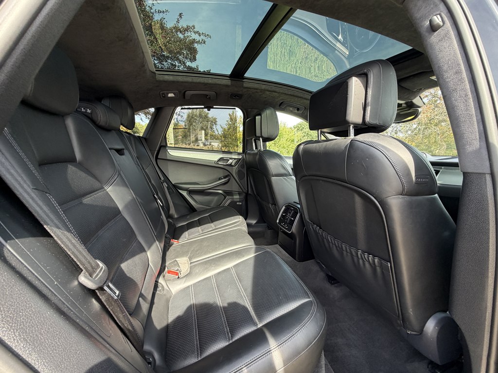 Photo 46 of this PORSCHE MACAN