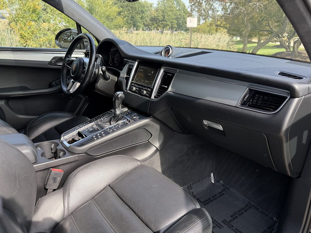 Photo 53 of this PORSCHE MACAN