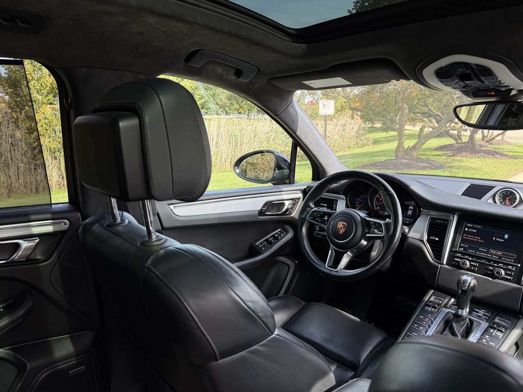 Photo 45 of this PORSCHE MACAN