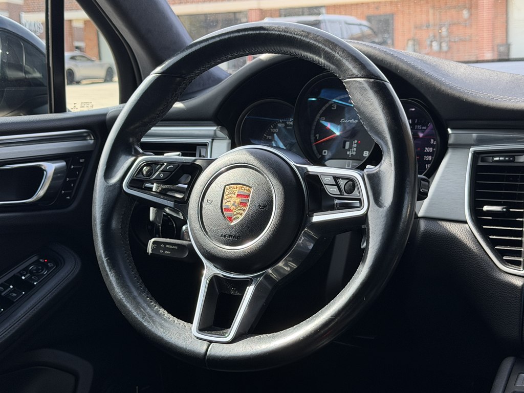 Photo 31 of this PORSCHE MACAN