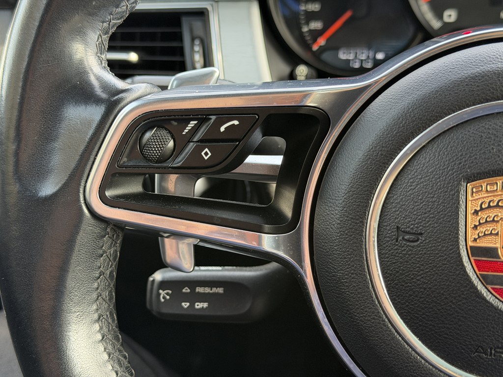 Photo 61 of this PORSCHE MACAN
