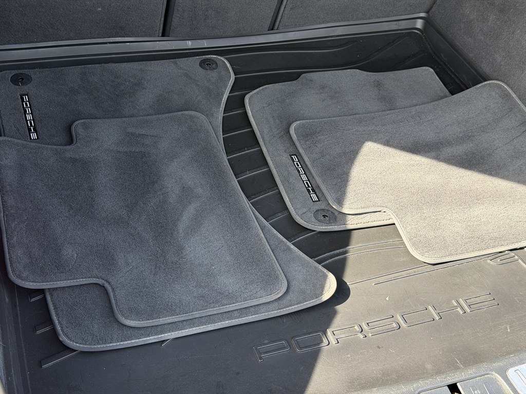 Photo 29 of this PORSCHE MACAN