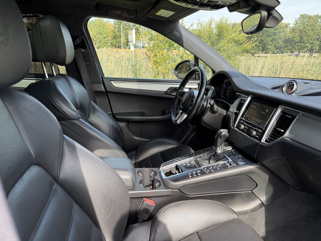 Photo 48 of this PORSCHE MACAN