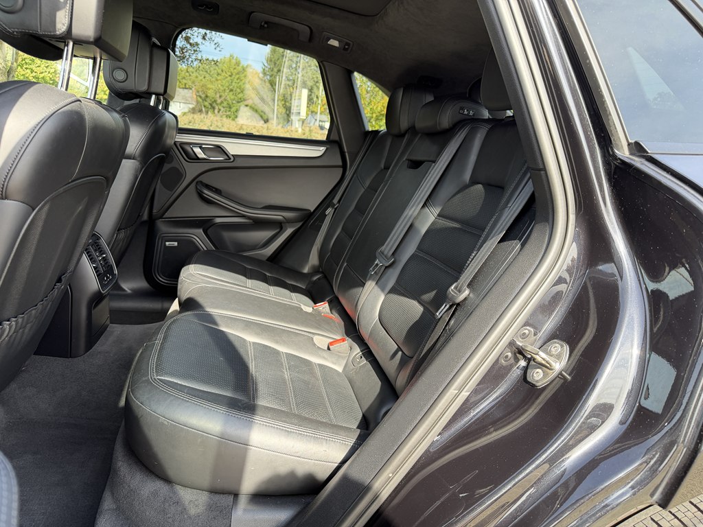 Photo 41 of this PORSCHE MACAN
