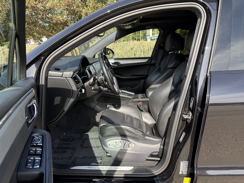 Photo 37 of this PORSCHE MACAN