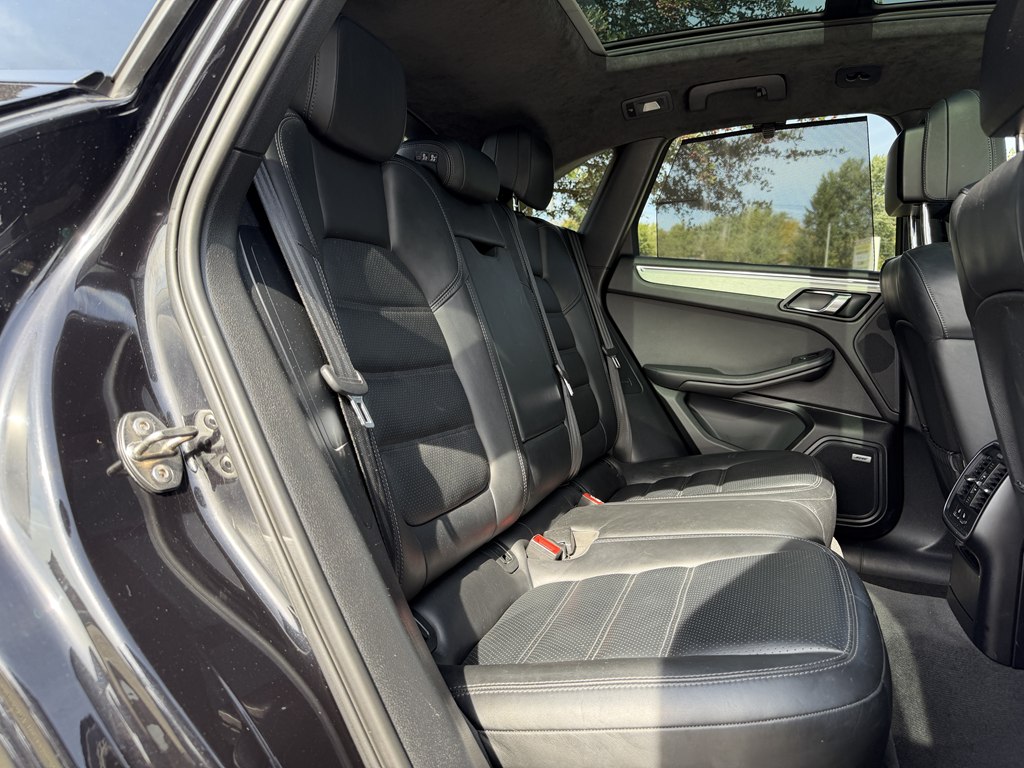 Photo 52 of this PORSCHE MACAN