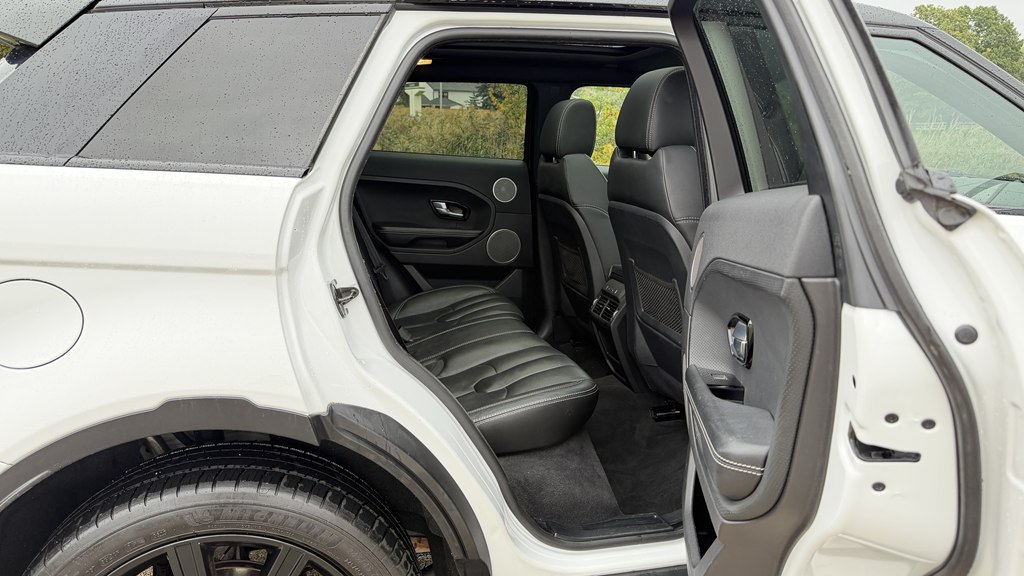 Photo 38 of this LAND ROVER RANGE ROVER EVO