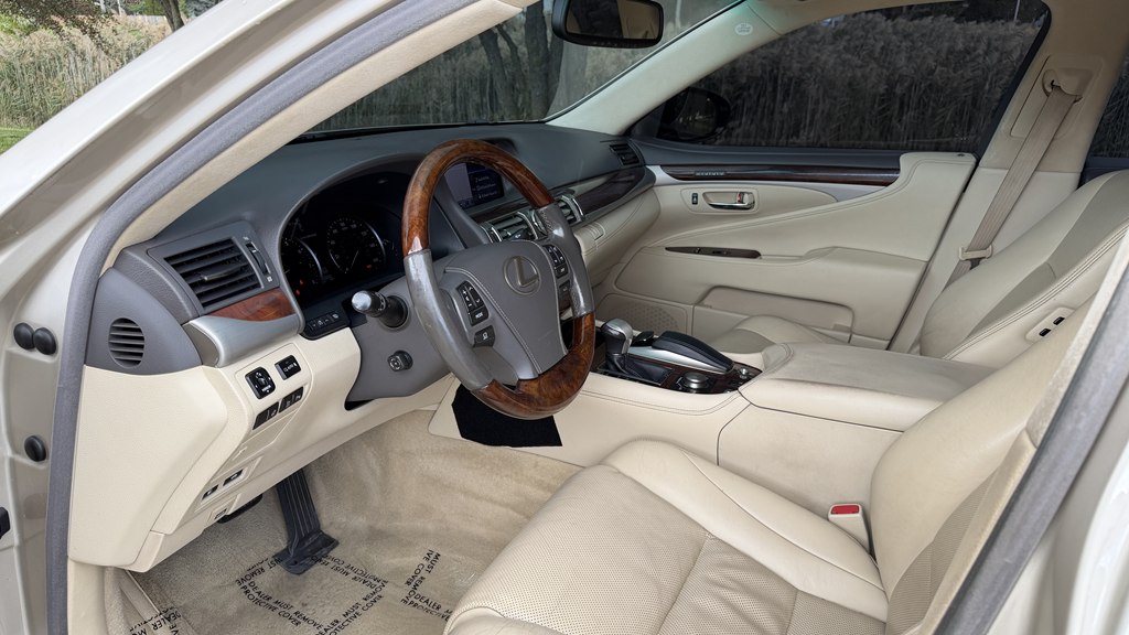 Photo 36 of this LEXUS LS 460