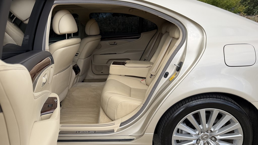 Photo 34 of this LEXUS LS 460