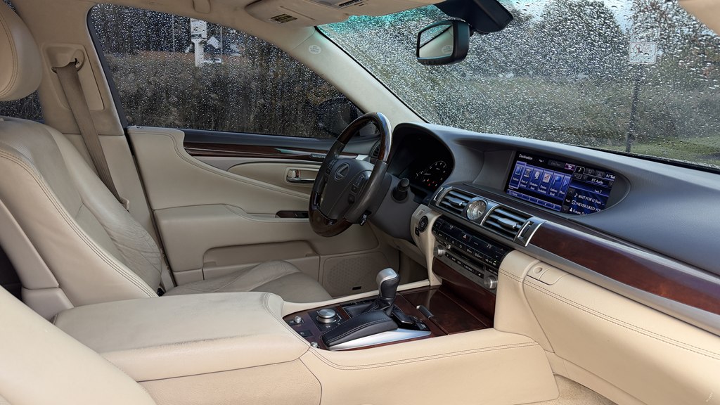 Photo 40 of this LEXUS LS 460