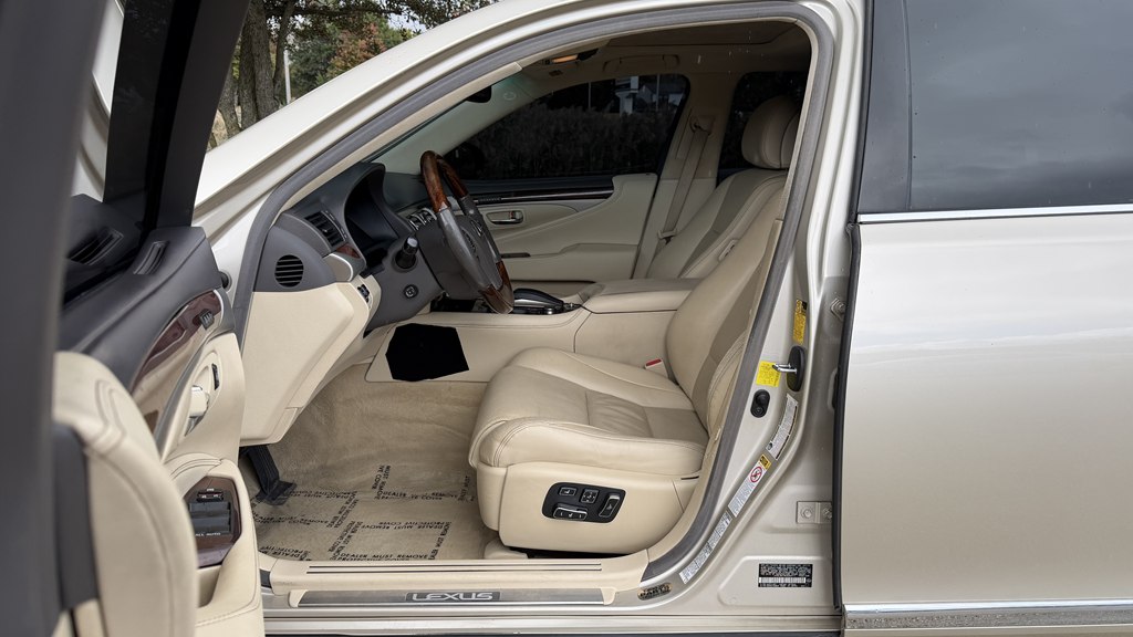 Photo 32 of this LEXUS LS 460