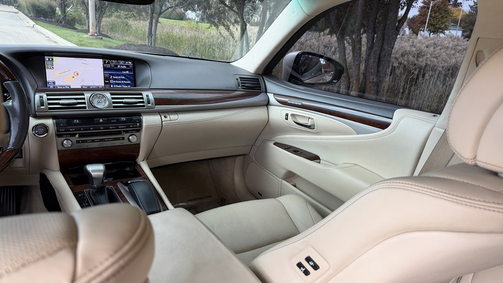 Photo 38 of this LEXUS LS 460