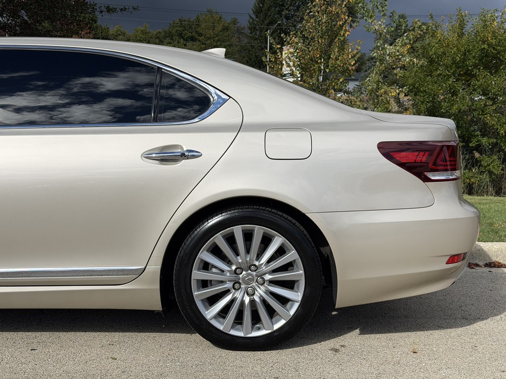 Photo 10 of this LEXUS LS 460