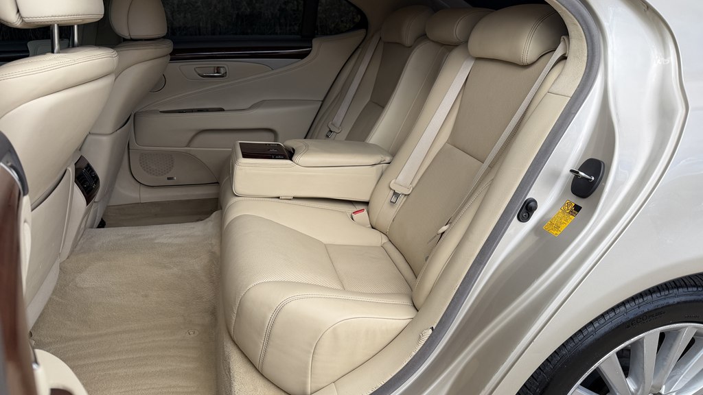 Photo 37 of this LEXUS LS 460