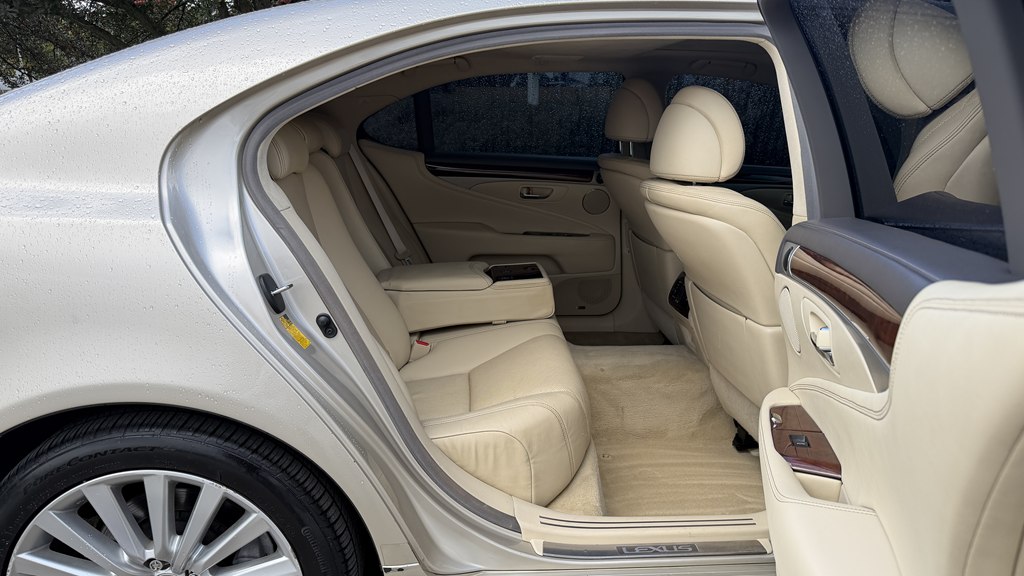 Photo 35 of this LEXUS LS 460