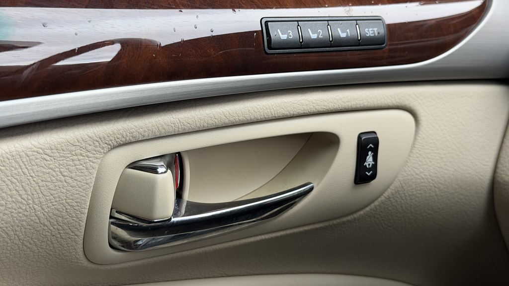 Photo 66 of this LEXUS LS 460