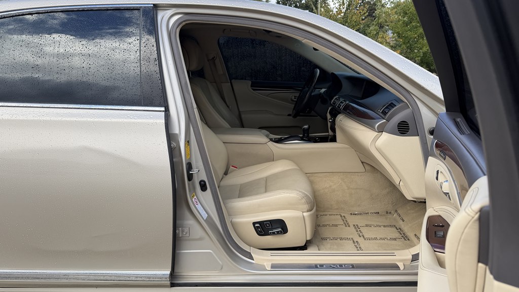 Photo 33 of this LEXUS LS 460