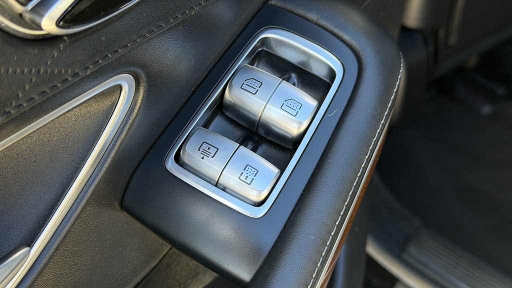 Photo 43 of this MERCEDES-BENZ S-CLASS