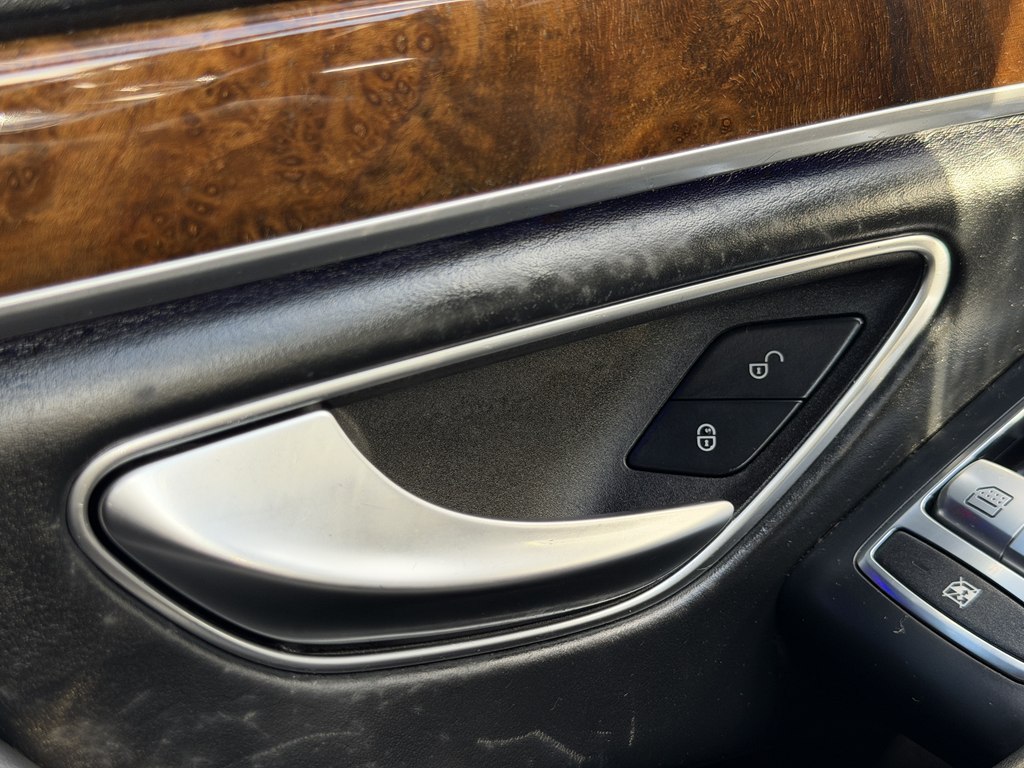 Photo 96 of this MERCEDES-BENZ S-CLASS