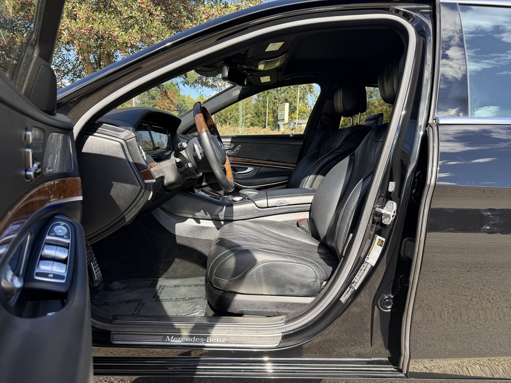 Photo 32 of this MERCEDES-BENZ S-CLASS