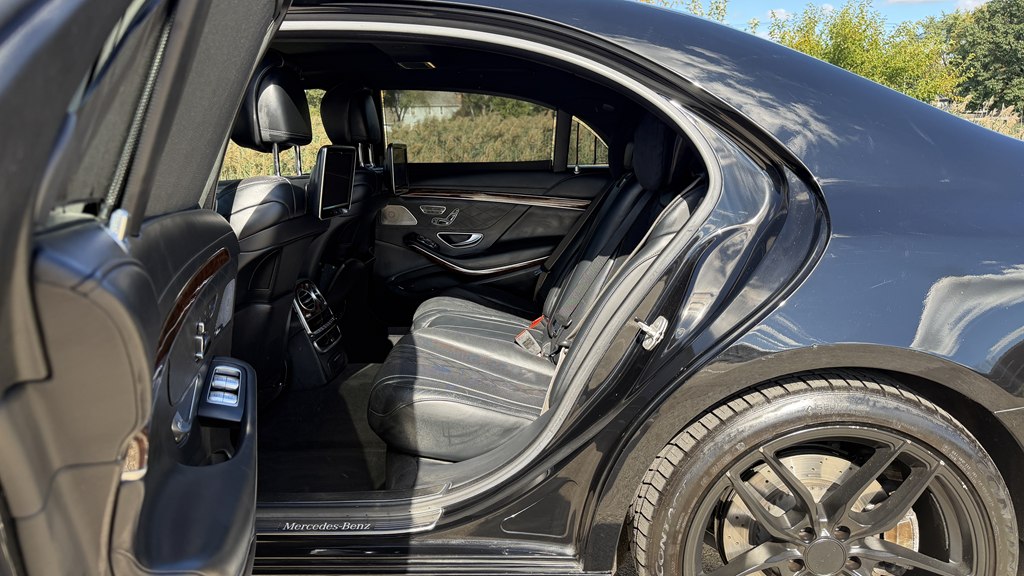 Photo 34 of this MERCEDES-BENZ S-CLASS