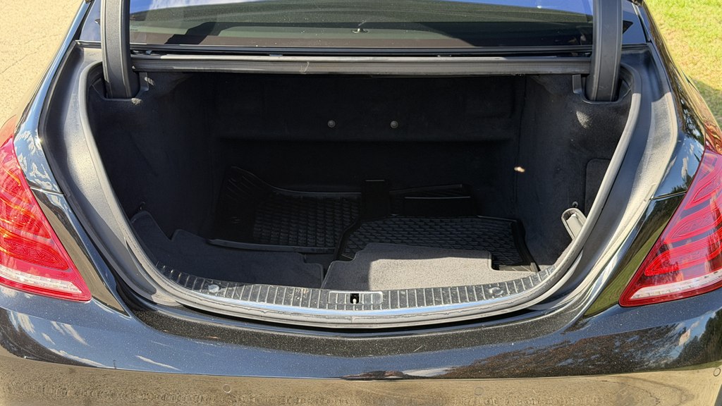 Photo 63 of this MERCEDES-BENZ S-CLASS