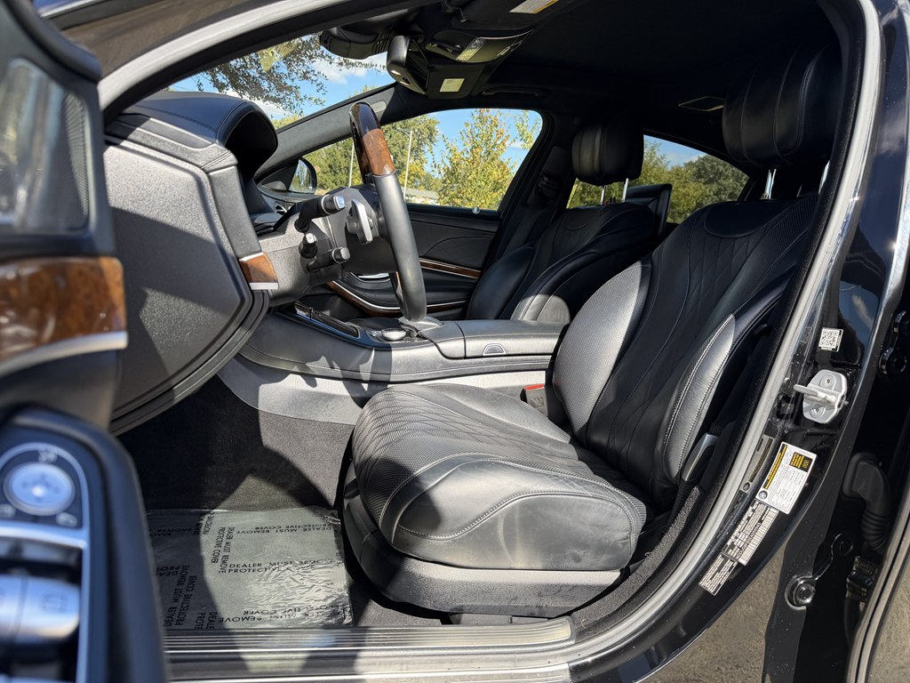 Photo 33 of this MERCEDES-BENZ S-CLASS