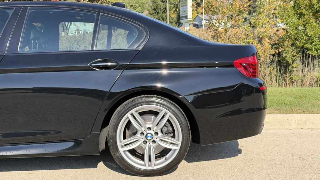 Photo 10 of this BMW 5 SERIES