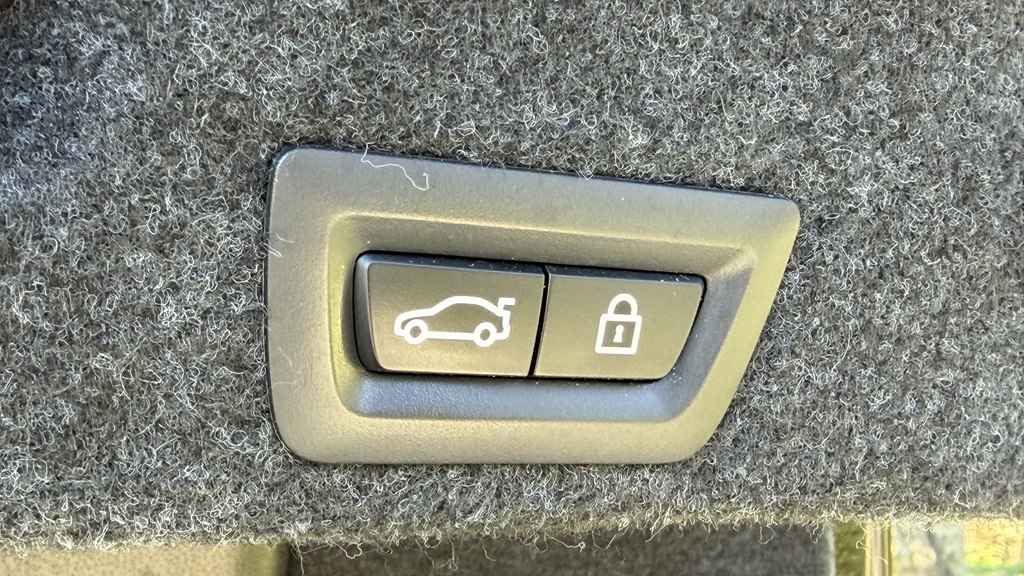 Photo 21 of this BMW 5 SERIES