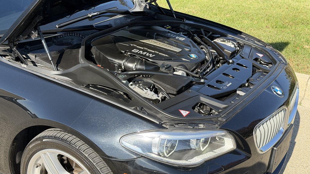 Photo 32 of this BMW 5 SERIES
