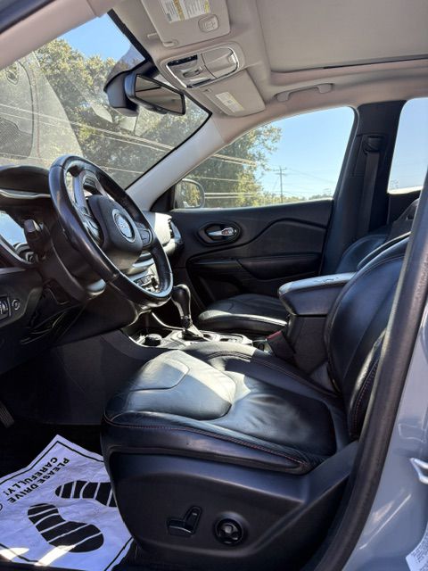Photo 5 of this JEEP CHEROKEE