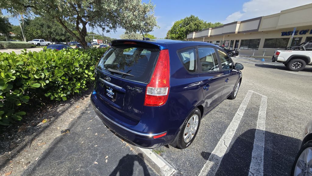 Photo 6 of this HYUNDAI ELANTRA TOURING
