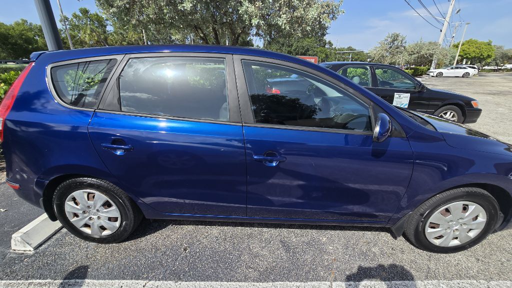 Photo 3 of this HYUNDAI ELANTRA TOURING