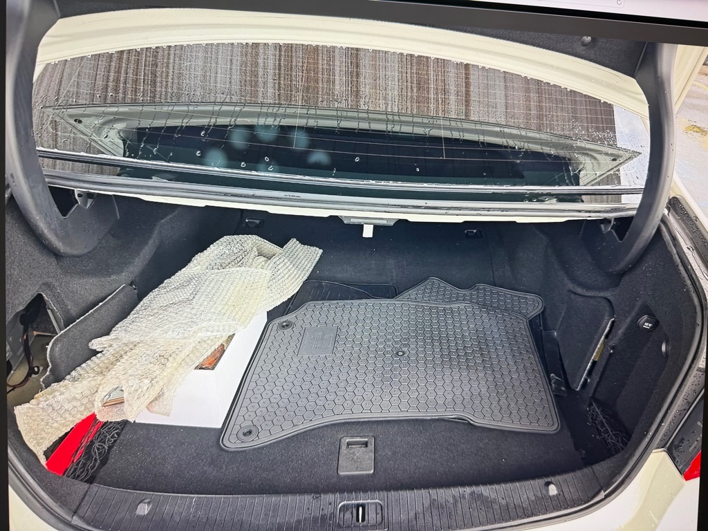 Photo 14 of this MERCEDES-BENZ E-CLASS