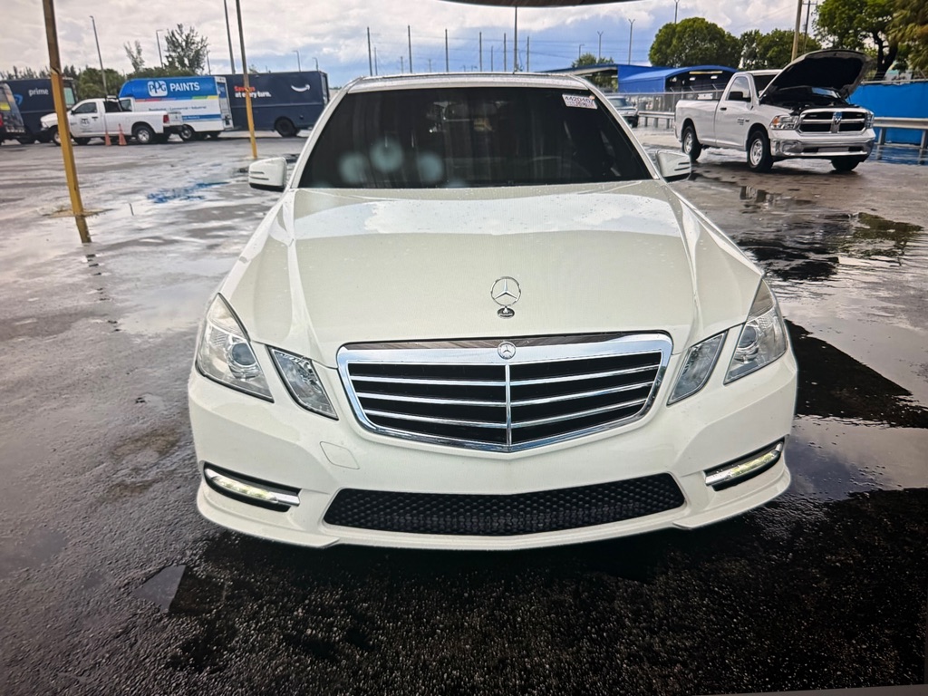 Photo 2 of this MERCEDES-BENZ E-CLASS