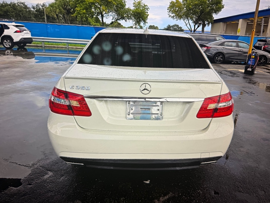 Photo 5 of this MERCEDES-BENZ E-CLASS