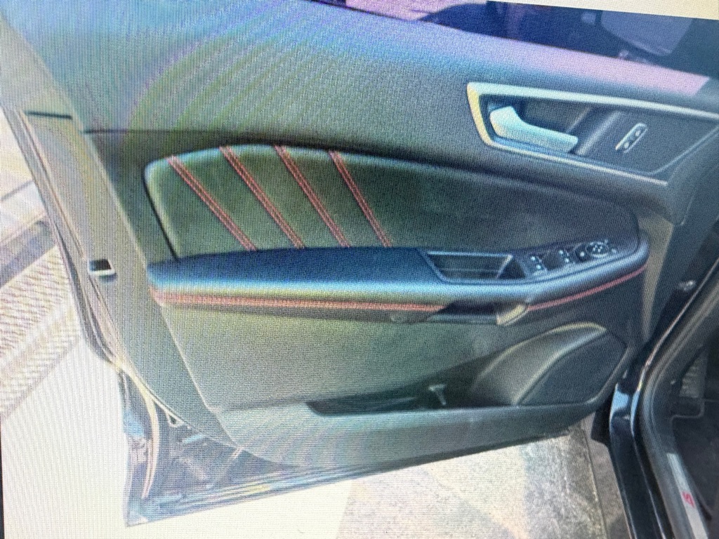 Photo 9 of this FORD EDGE