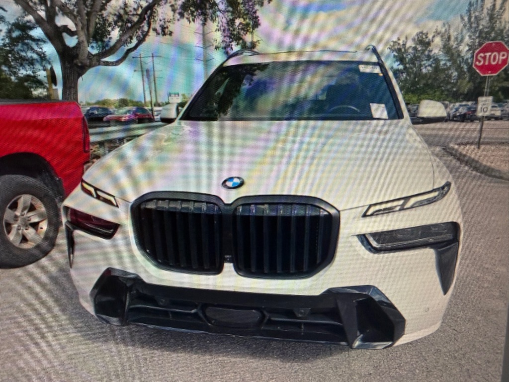Photo 2 of this BMW X7