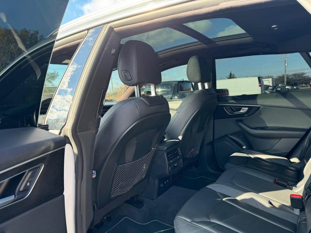 Photo 16 of this AUDI Q8