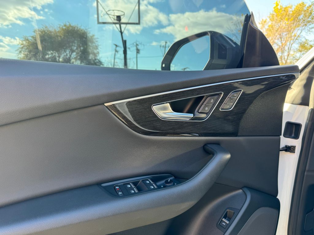 Photo 15 of this AUDI Q8