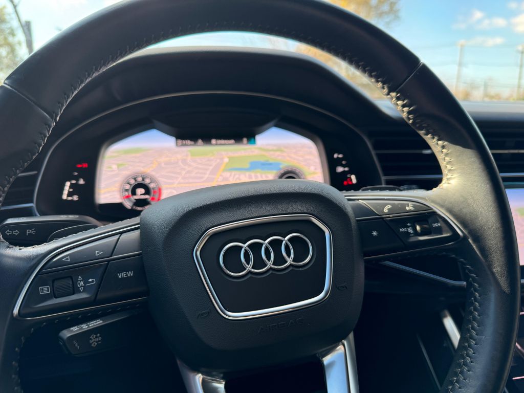 Photo 11 of this AUDI Q8