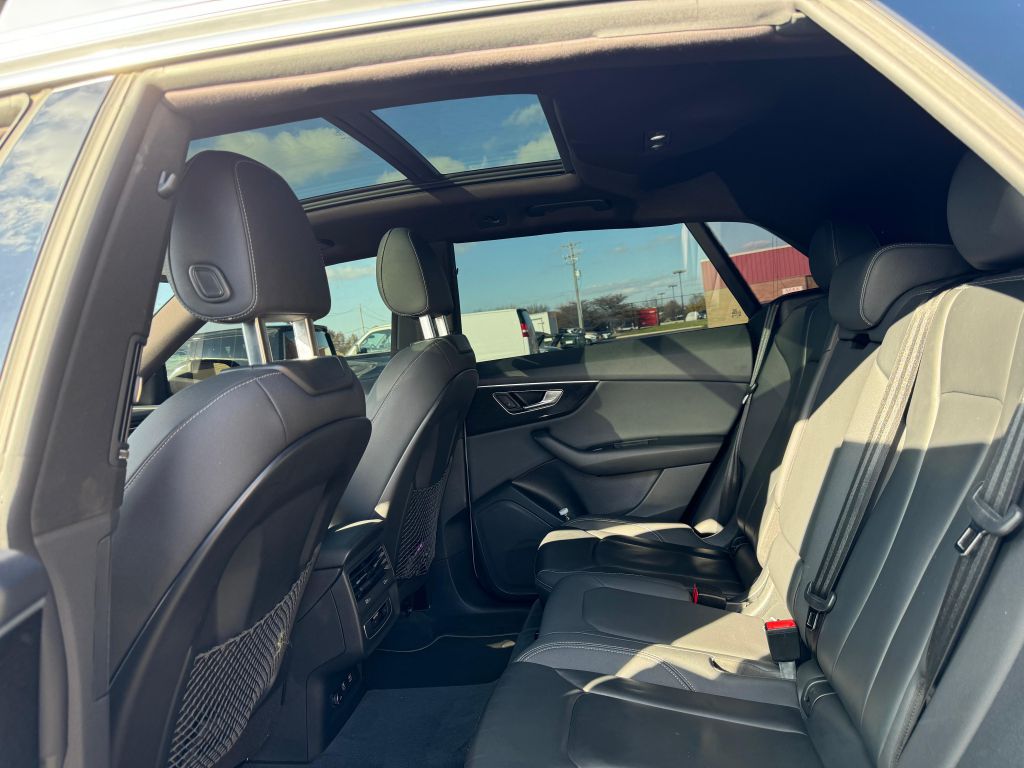 Photo 17 of this AUDI Q8