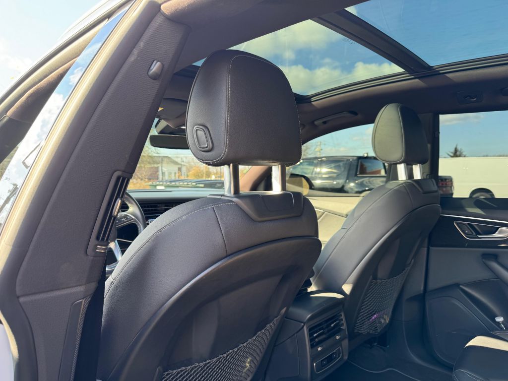 Photo 19 of this AUDI Q8